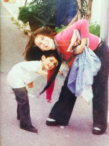 El niño Pablo & Ester, la hermana mayor.